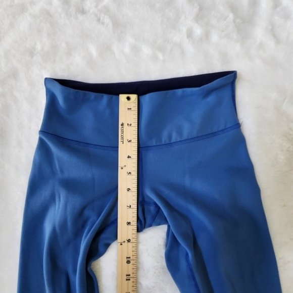 Lululemon wonder Under crop reversible Navy/blue, Size 4 - Picture 12 of 12